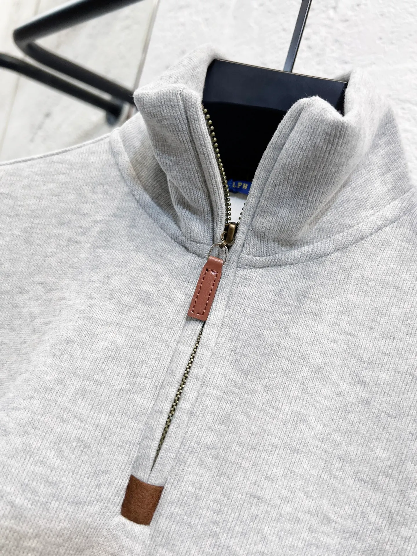 P196 Style number: T73 2235# Actual pictures! ! Ralph Lauren Minnie fabric long-sleeved half-zip sweatshirt. Color: black, oatmeal gray, camel, dark gray, light gray, navy blue, milk white. A total of 7 colors. Size: M-100-120 catties L-120-140 catties XL-140-160 catties 2XL-160-180 catties
